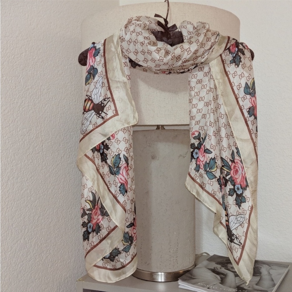 ✨AUTHENTIC VINTAGE - GUCCI Silk Scarf, LARGE size in classic brown rose print